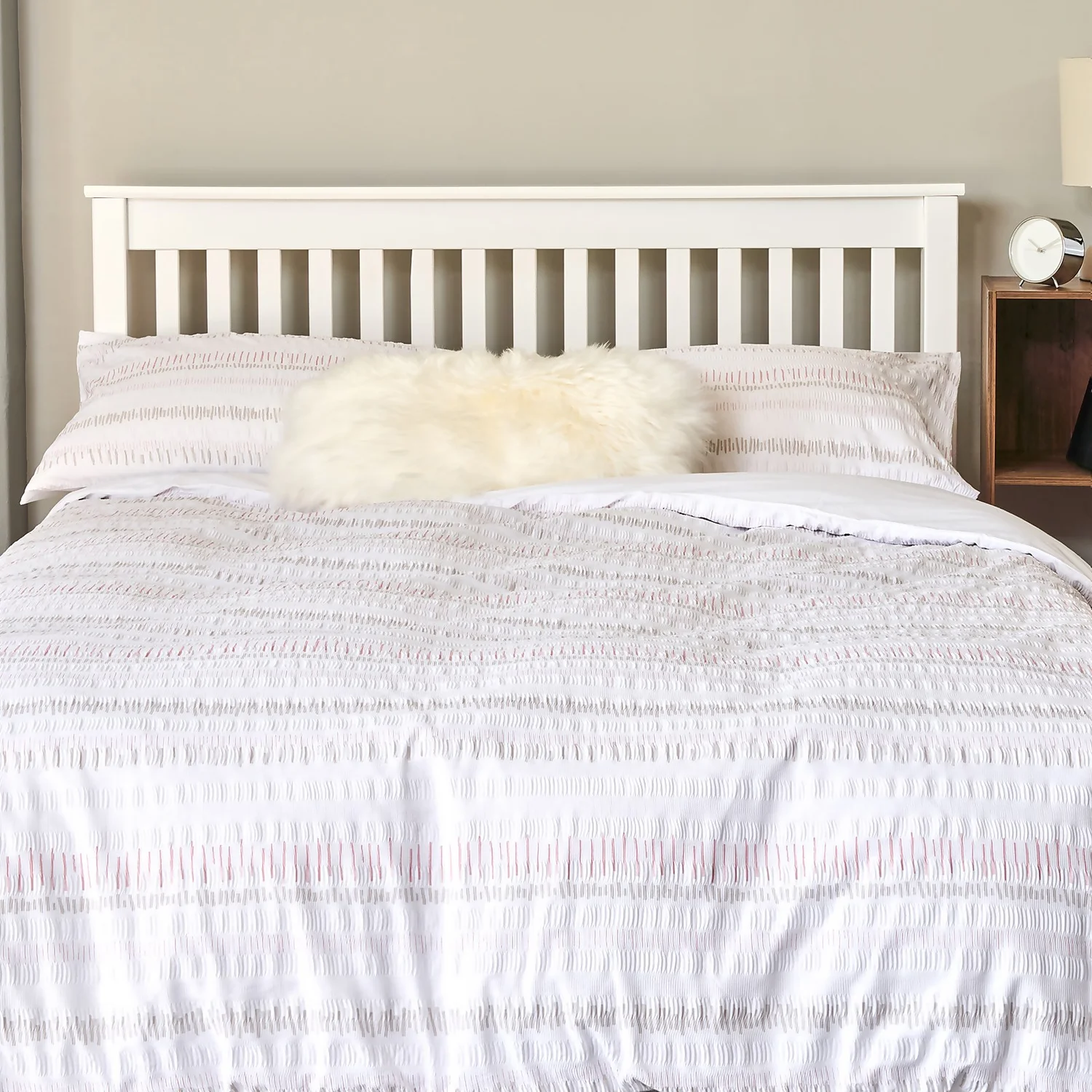 The Willow Manor Easy Care Percale King Duvet Set Seersucker - Natural & Blush 3 The Willow Manor Easy Care Percale King Duvet Set Seersucker - Natural & Blush - Image 3