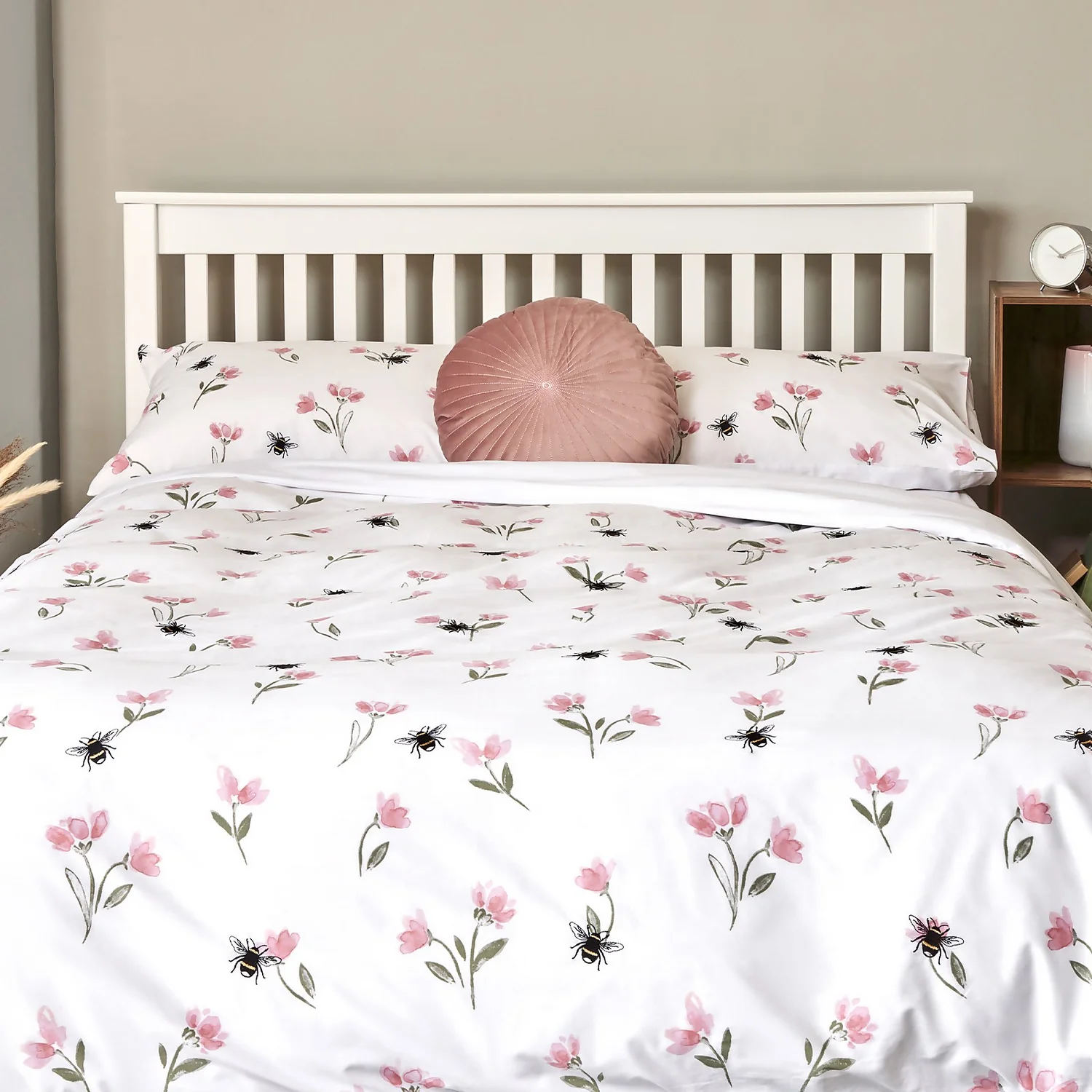The Willow Manor 100% Cotton Percale Super King Duvet Set Print & Embroidered Bee 2 The Willow Manor 100% Cotton Percale Super King Duvet Set Print & Embroidered Bee - Image 2