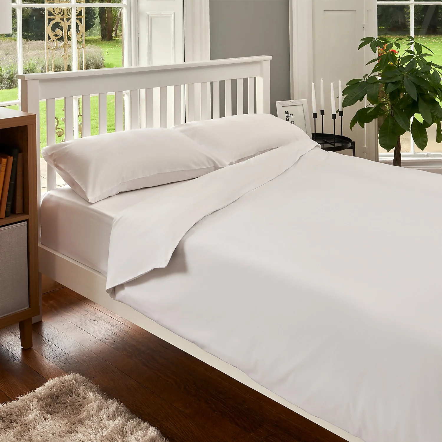 The Willow Manor Easy Care Percale Double Duvet Set - White 1 The Willow Manor Easy Care Percale Double Duvet Set - White