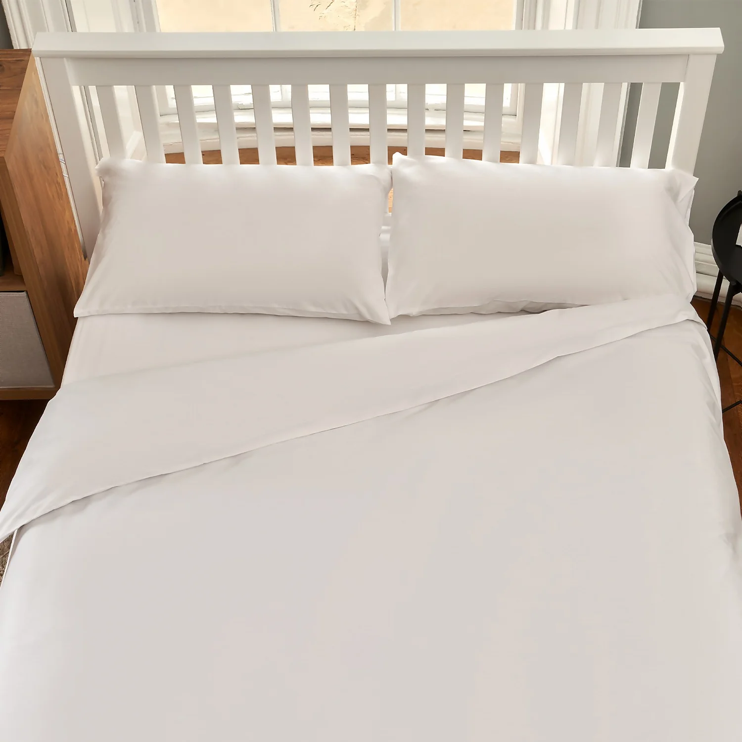 The Willow Manor Easy Care Percale Double Duvet Set - White 2 The Willow Manor Easy Care Percale Double Duvet Set - White - Image 2